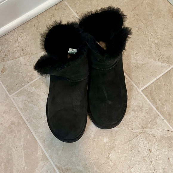 Ugg Australia Women's Mini Bailey Button II Boot in Black, great condition - Picture 3 of 7